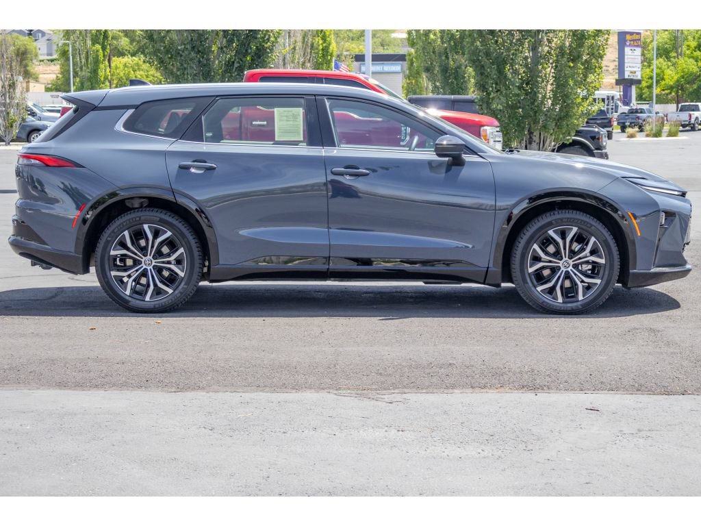 Used 2025 Toyota Crown Signia w/ Tow-Hitch Package (TMS) AWD/4WD image 2