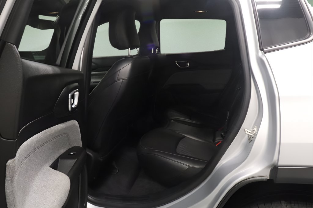 Certified 2024 Jeep Compass Latitude AWD/4WD image 11