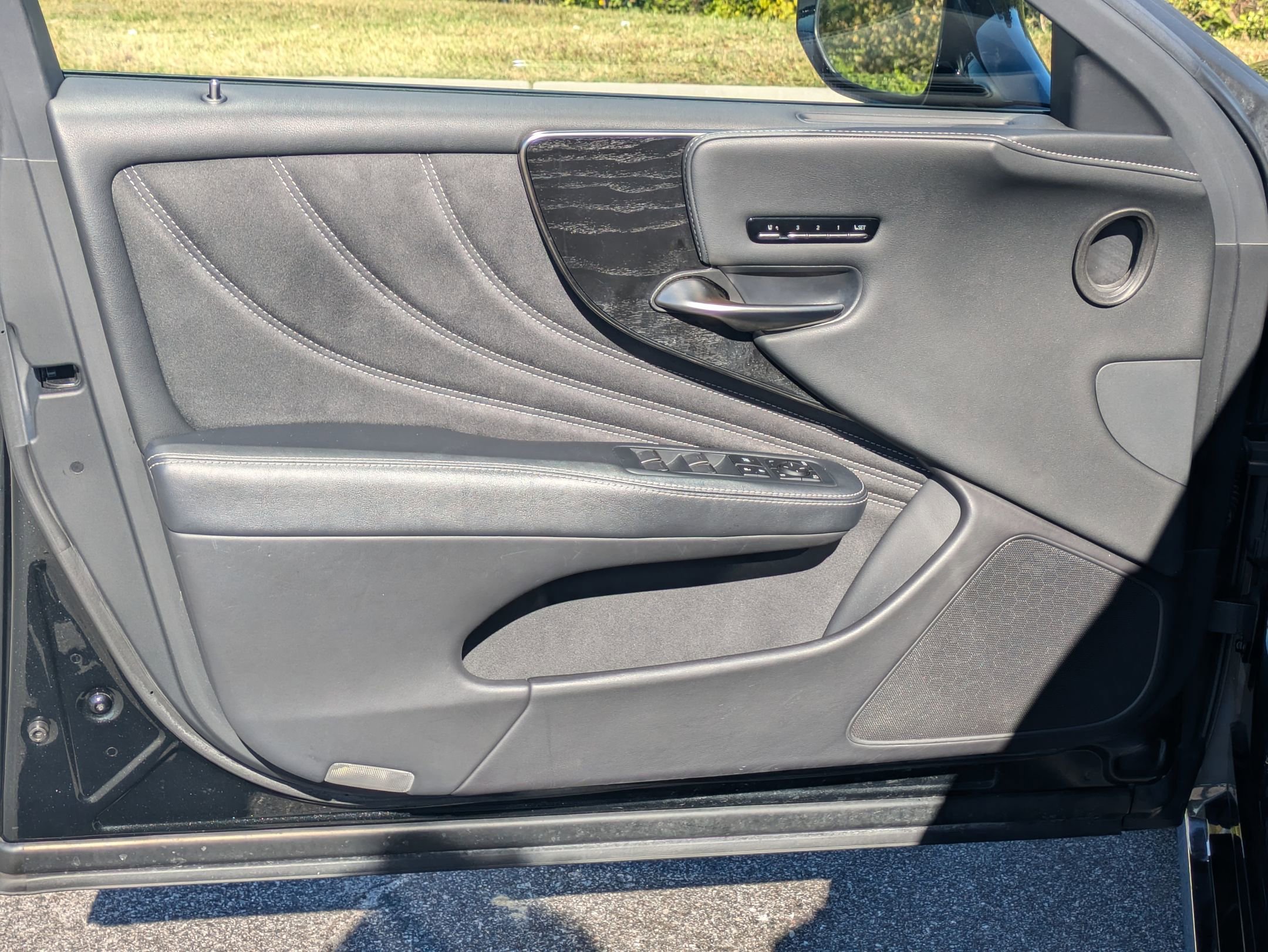 Used 2021 Lexus LS 500 w/ Accessory Package (Z2) image 21