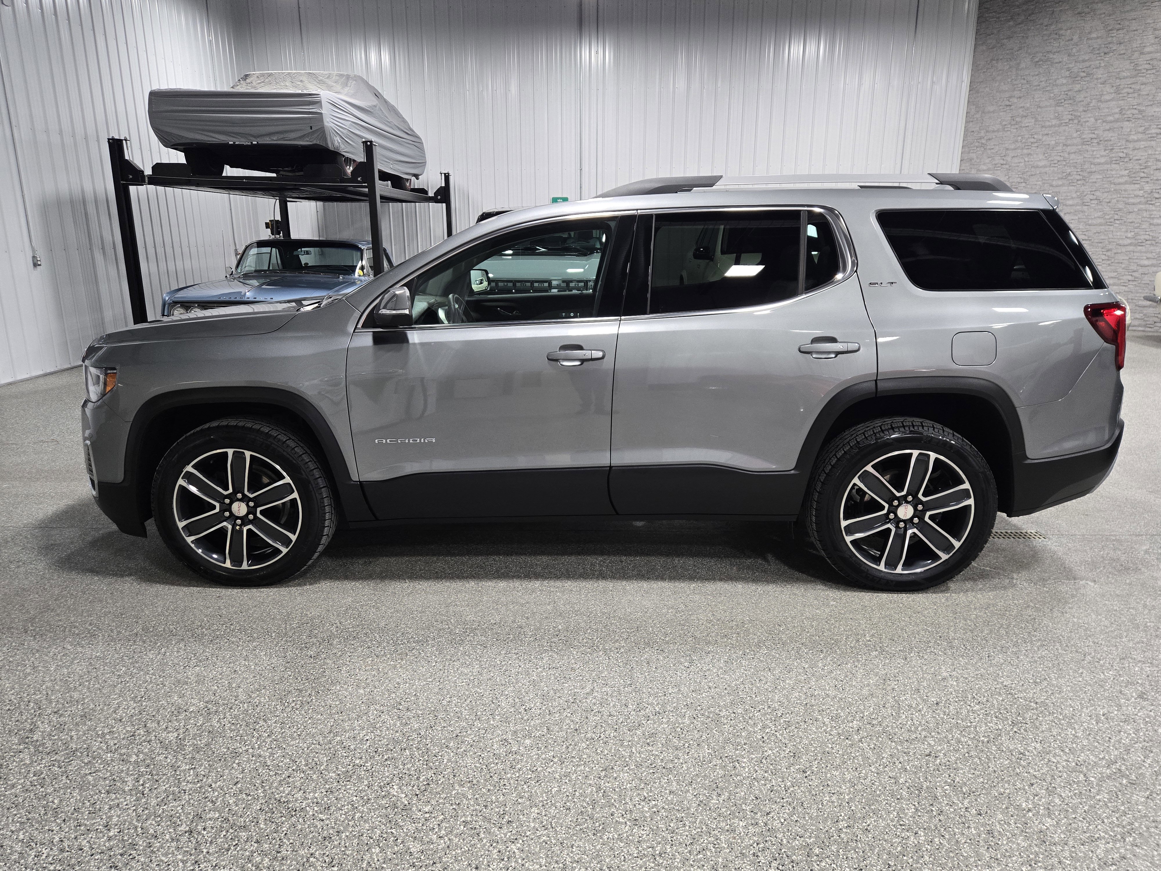 Certified 2023 GMC Acadia SLT w/ Technology Package image 2