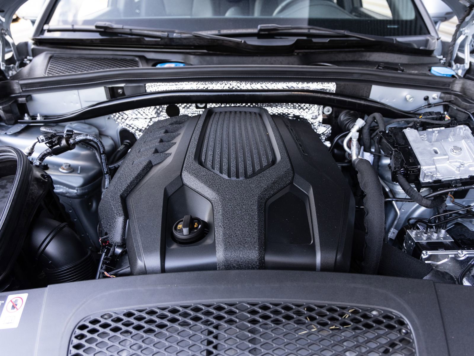 Certified 2025 Porsche Macan AWD/4WD image 36