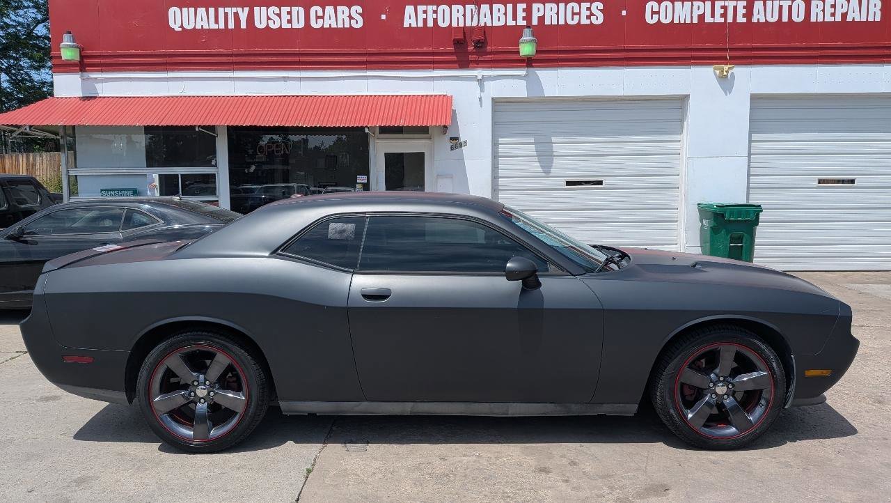 Used 2014 Dodge Challenger SXT RWD image 4