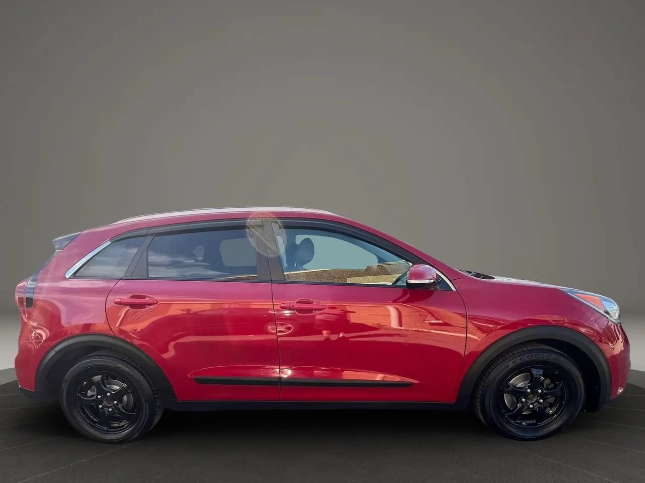 Used 2017 Kia Niro EX FWD image 4