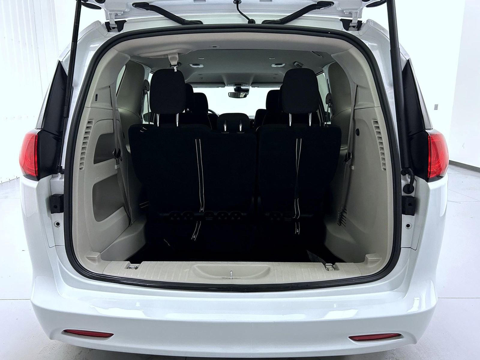 Used 2023 Chrysler Voyager LX image 20