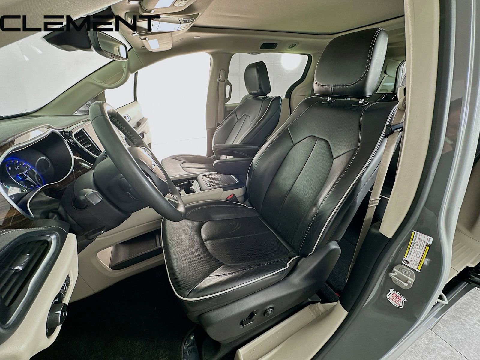 Used 2023 Chrysler Pacifica Limited image 30