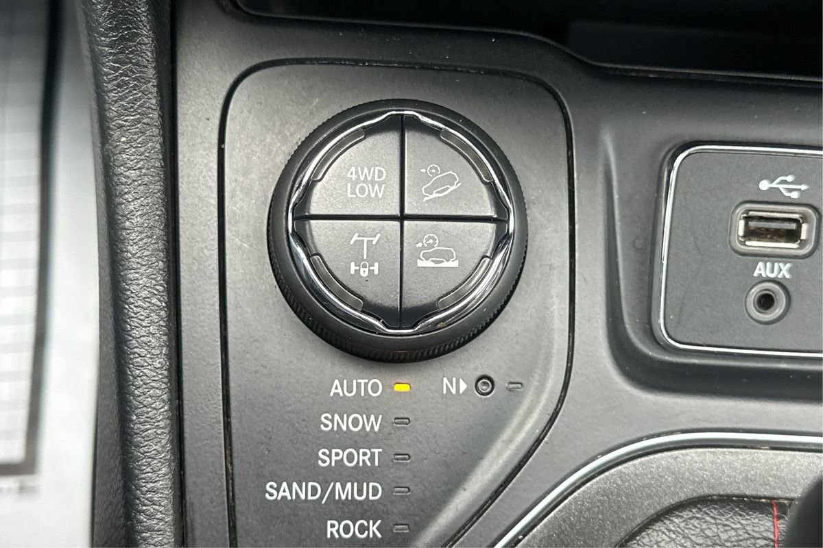 Used 2019 Jeep Cherokee Trailhawk w/ Cold Weather Group image 36