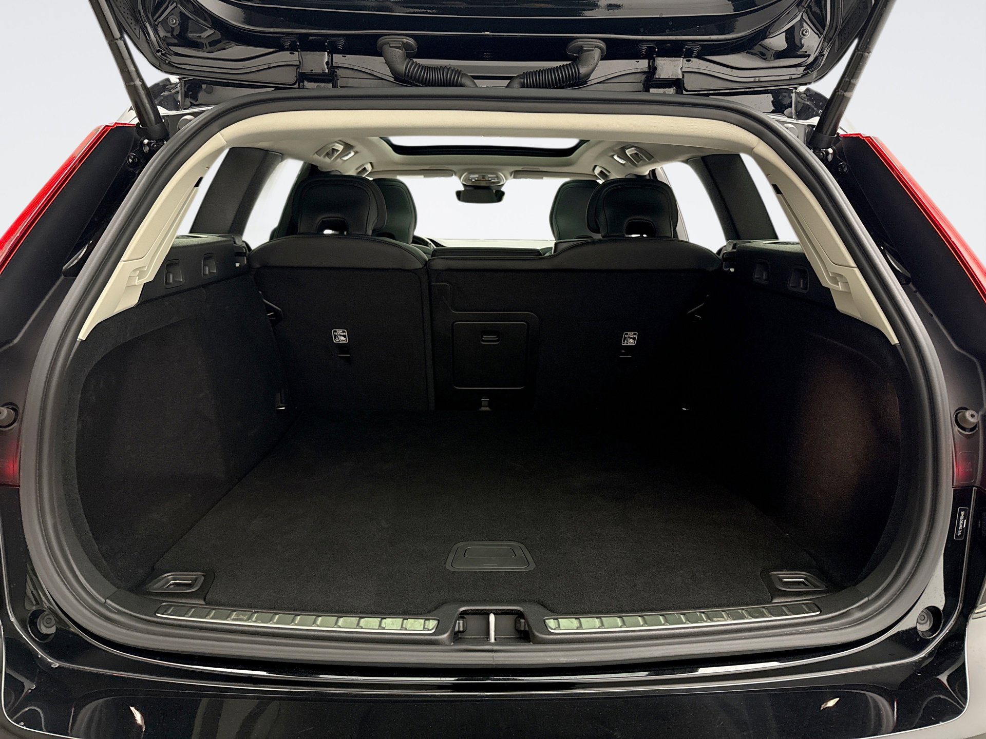 Used 2024 Volvo V60 B5 Cross Country Plus image 20