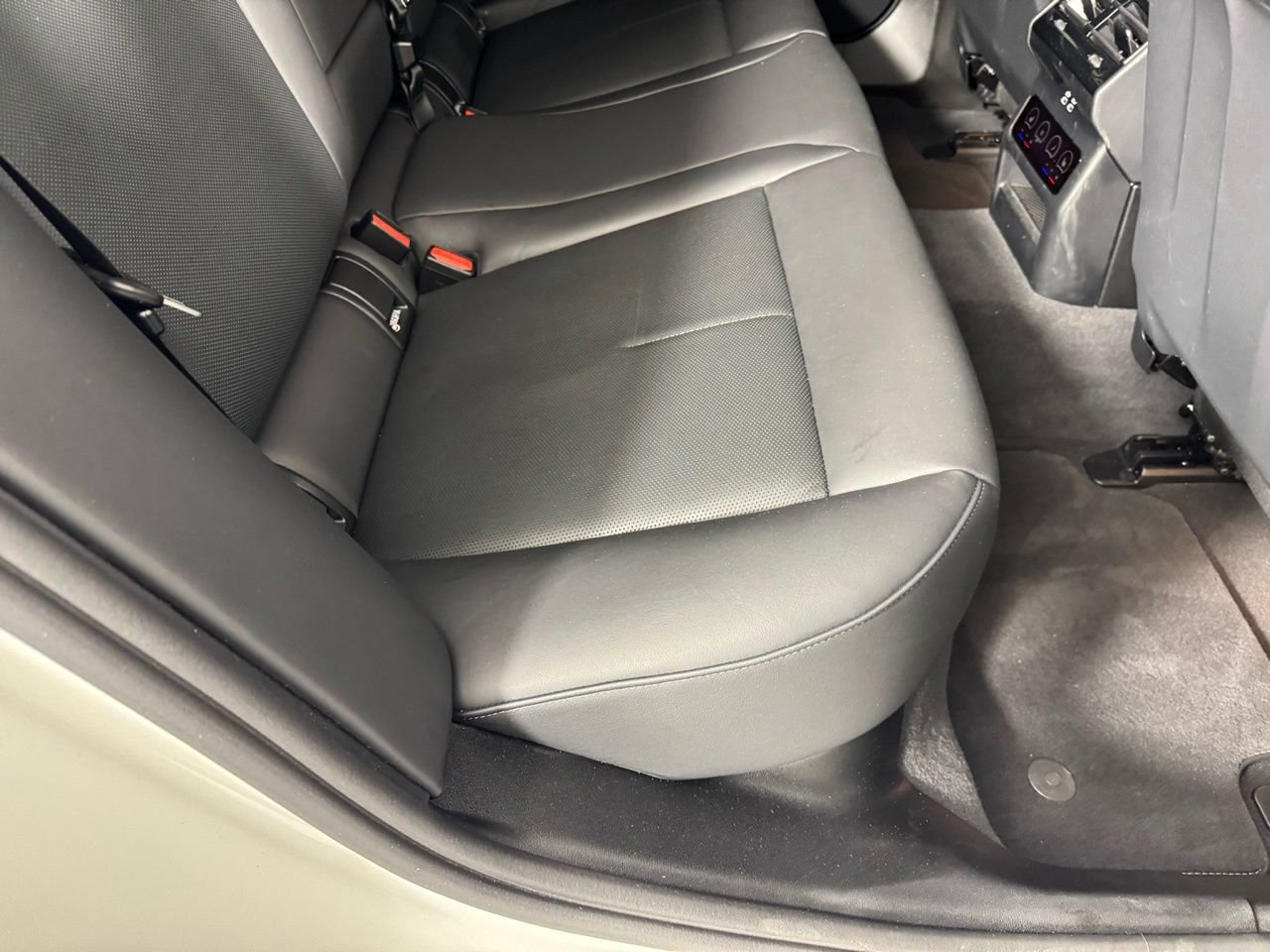 Used 2026 BMW M5 w/ Carbon Package image 32