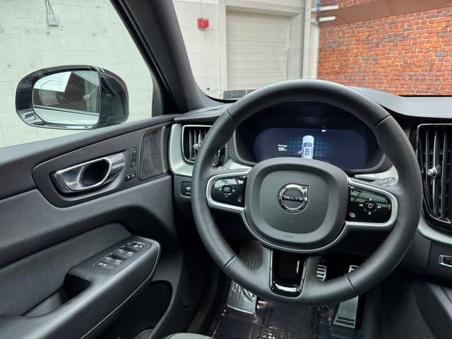 Used 2022 Volvo XC60 B6 R-Design image 13