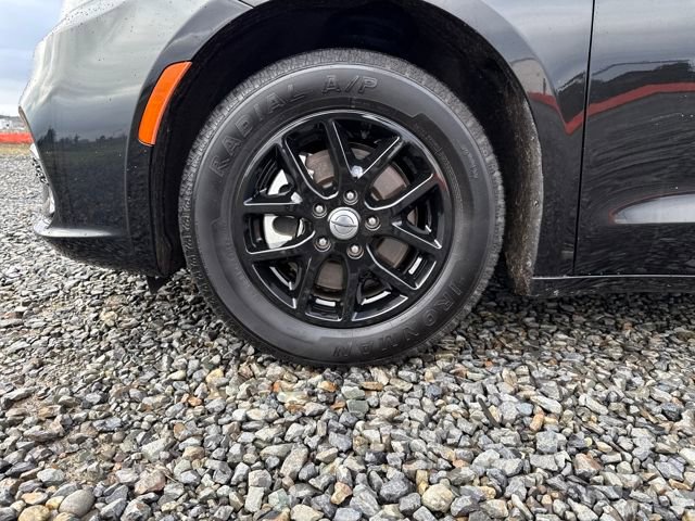 Used 2024 Chrysler Pacifica Touring-L image 29