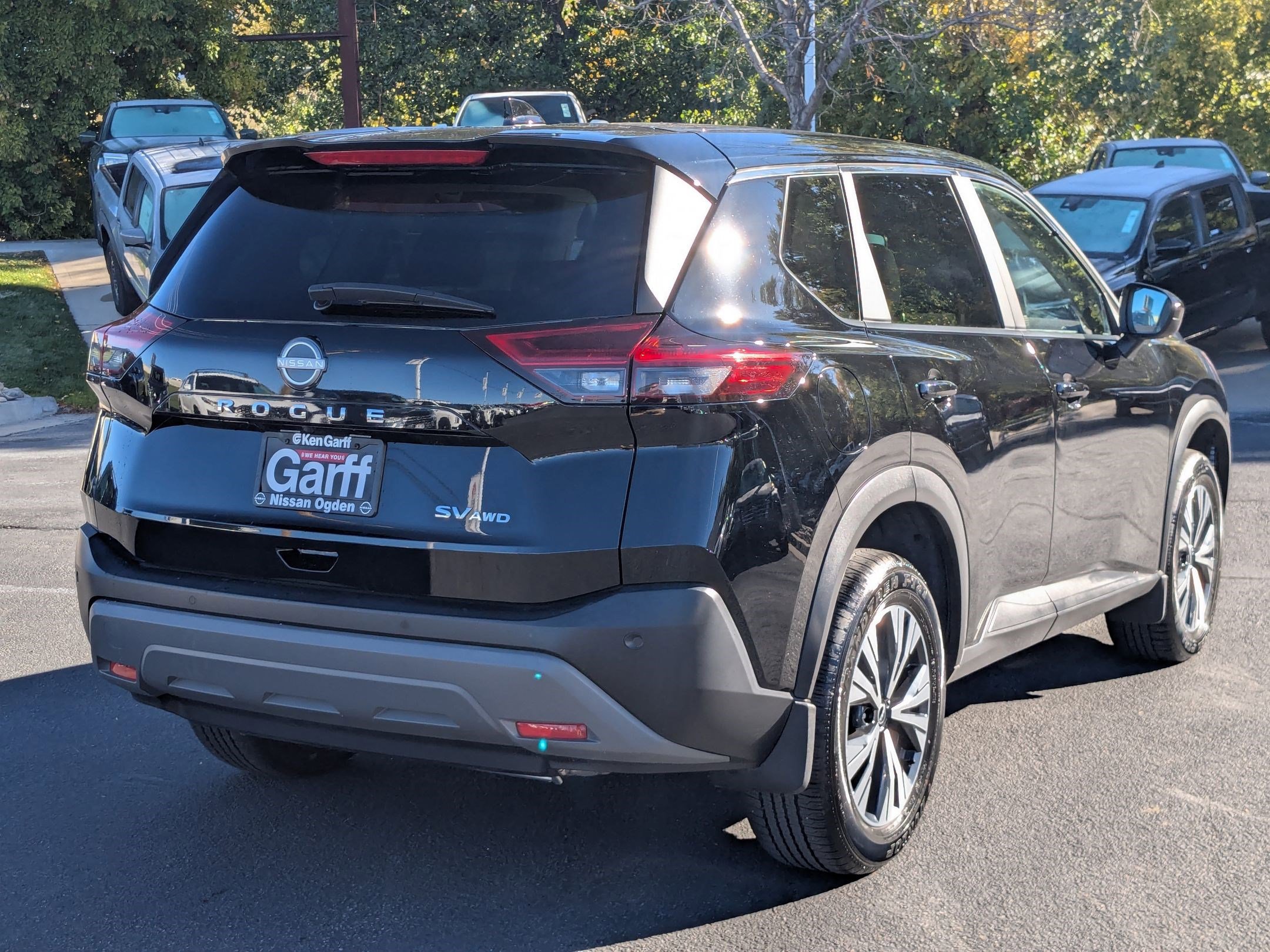 Used 2023 Nissan Rogue SV image 3