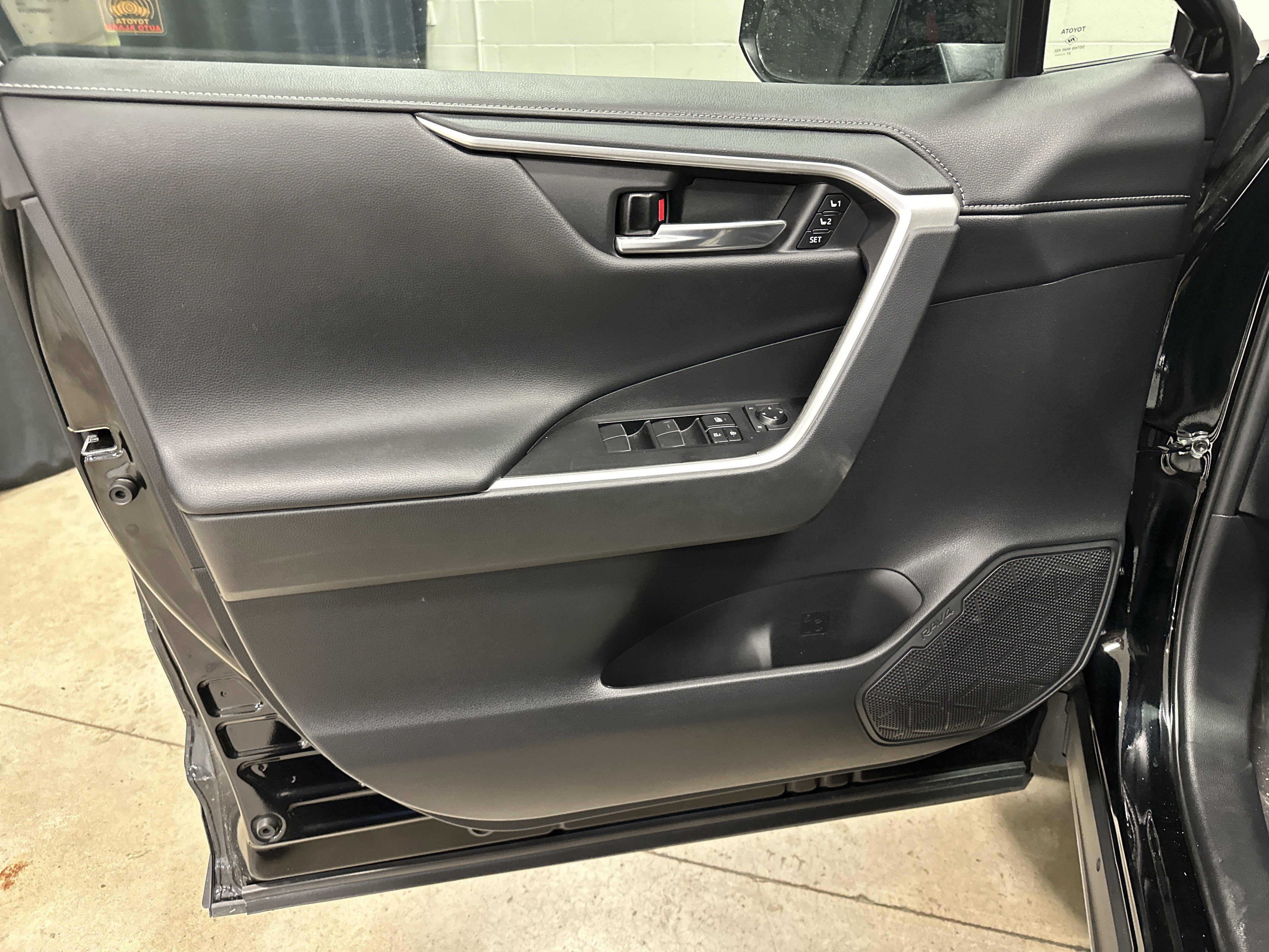 Used 2021 Toyota RAV4 Limited image 14