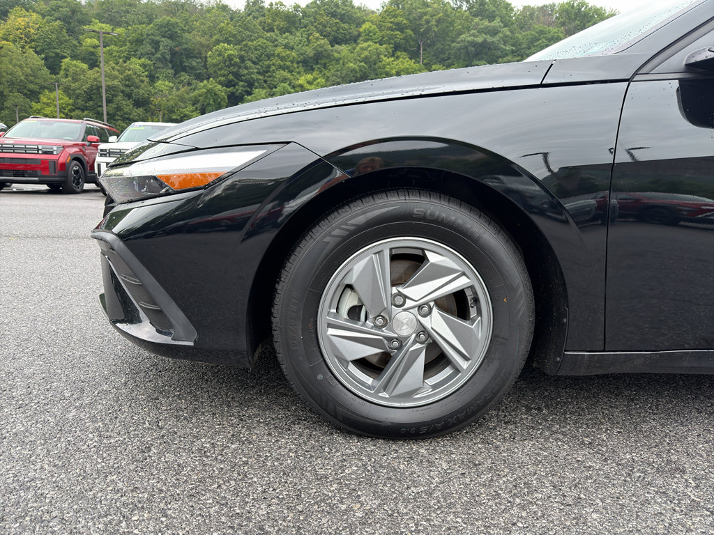 Certified 2024 Hyundai Elantra SE FWD image 8