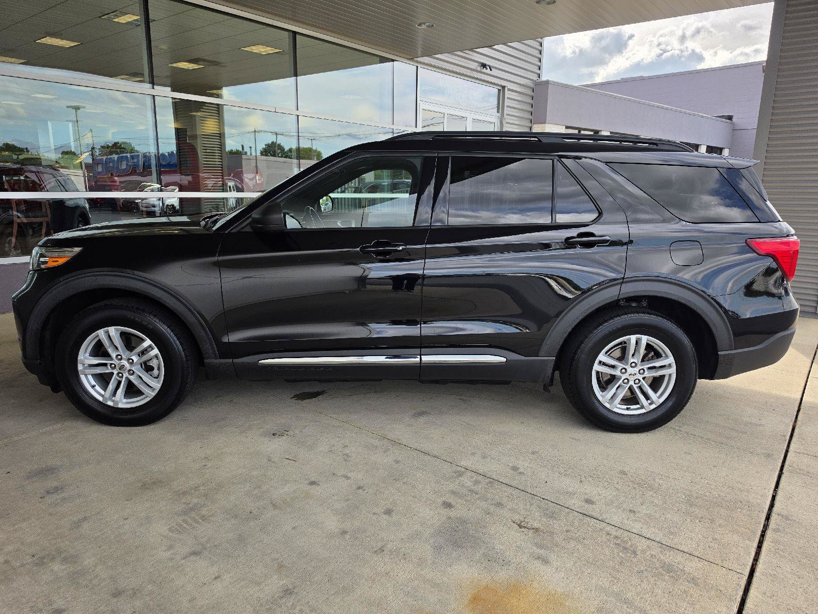 Used 2020 Ford Explorer XLT w/ Comfort Package AWD/4WD image 2