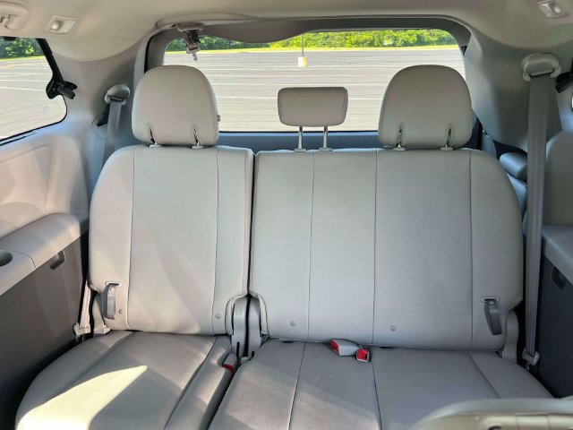 Used 2017 Toyota Sienna XLE w/ XLE Navigation Package FWD image 31