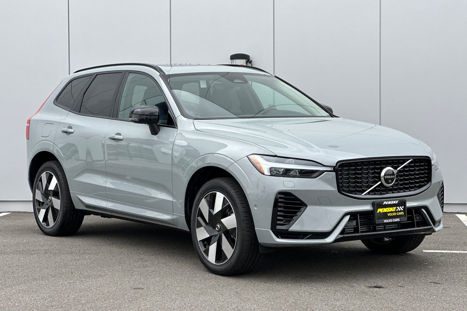New 2025 Volvo XC60 T8 Plus w/ Protection Package Premier AWD/4WD image 7