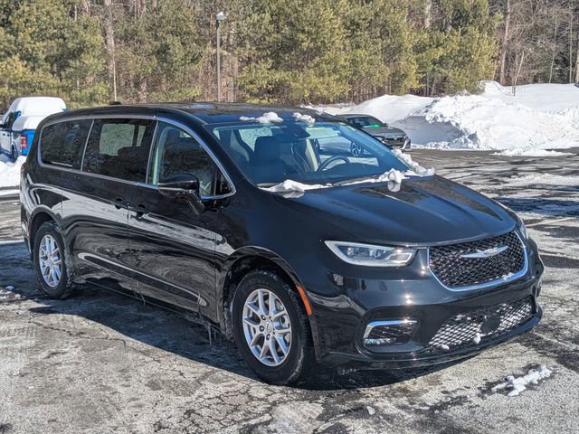 Used 2024 Chrysler Pacifica Touring-L image 3