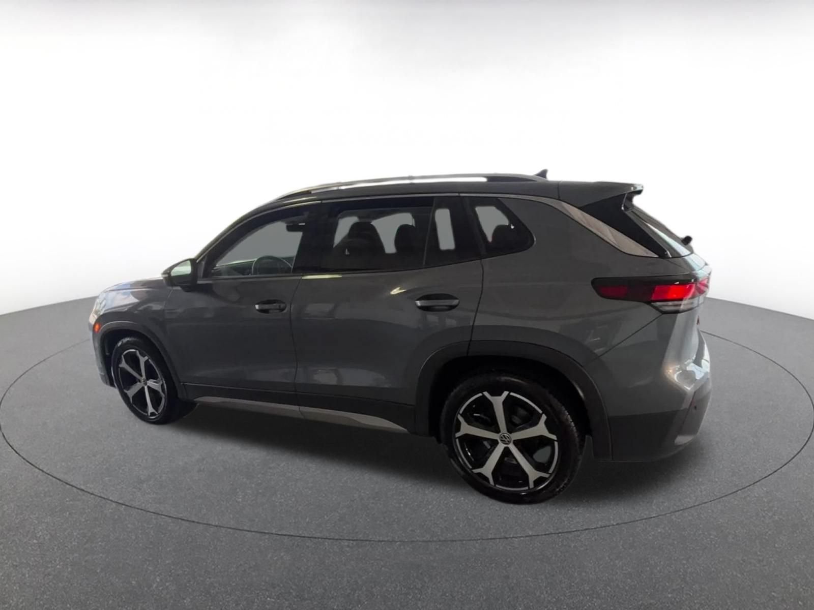 Used 2026 Volkswagen Tiguan SE FWD image 9