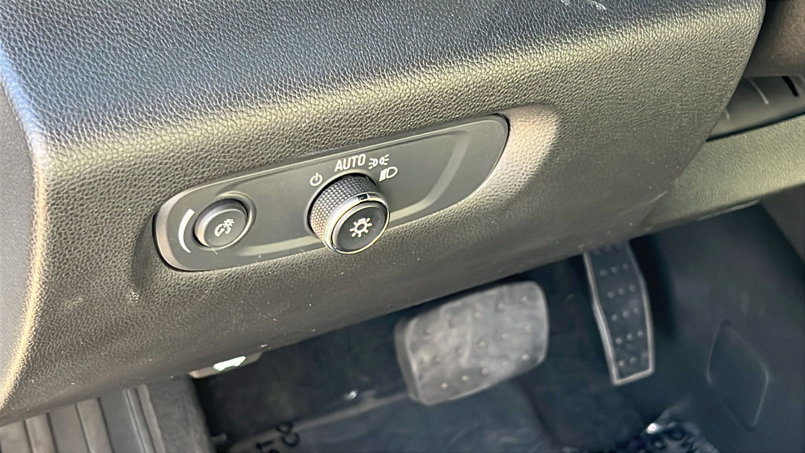 Used 2023 Chevrolet Traverse LS image 13