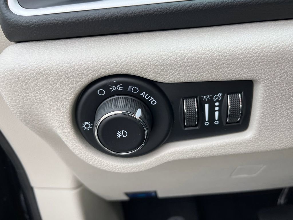 Used 2023 Chrysler Pacifica Touring-L FWD image 15
