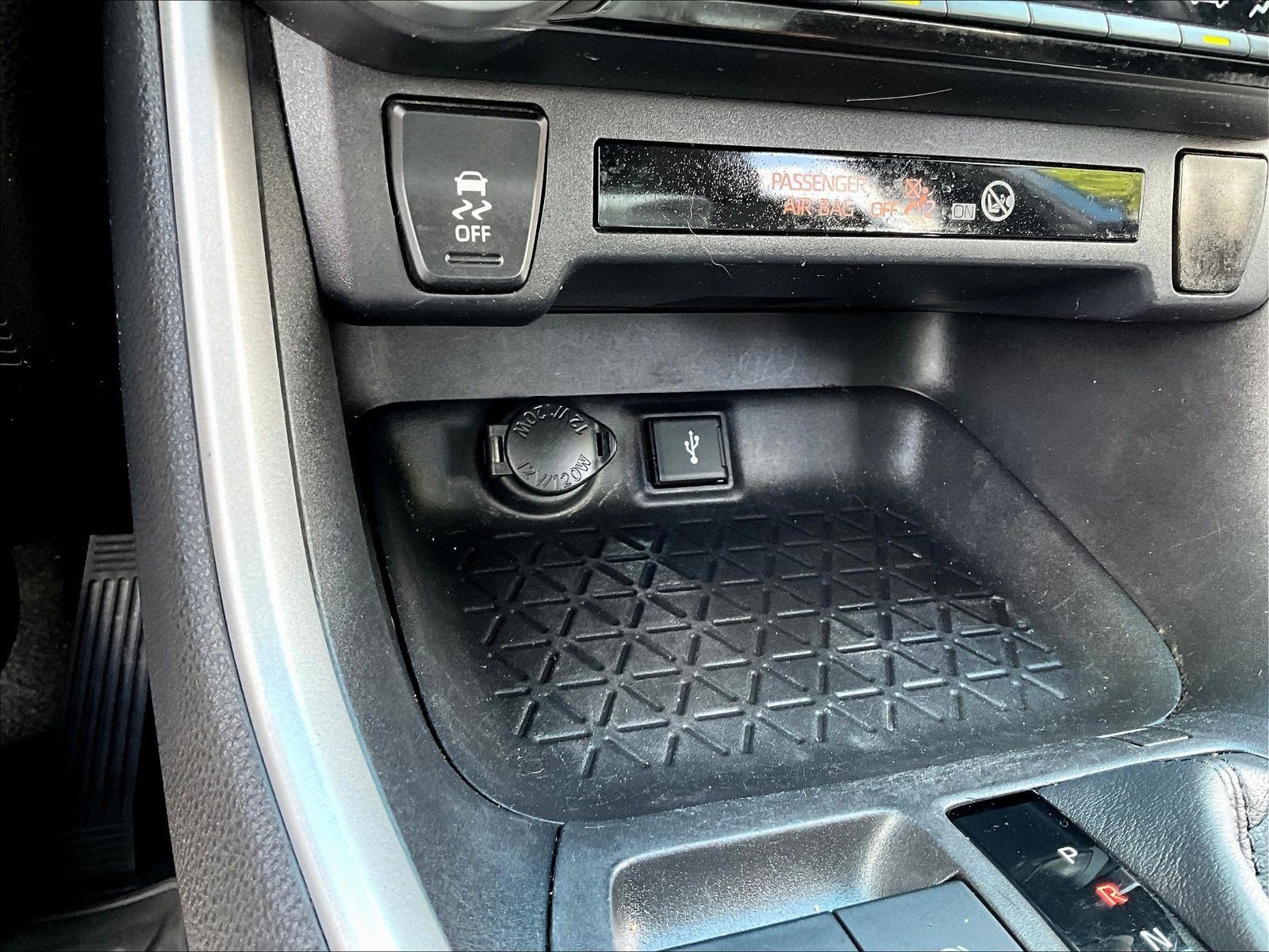 Used 2022 Toyota RAV4 SE AWD/4WD image 16
