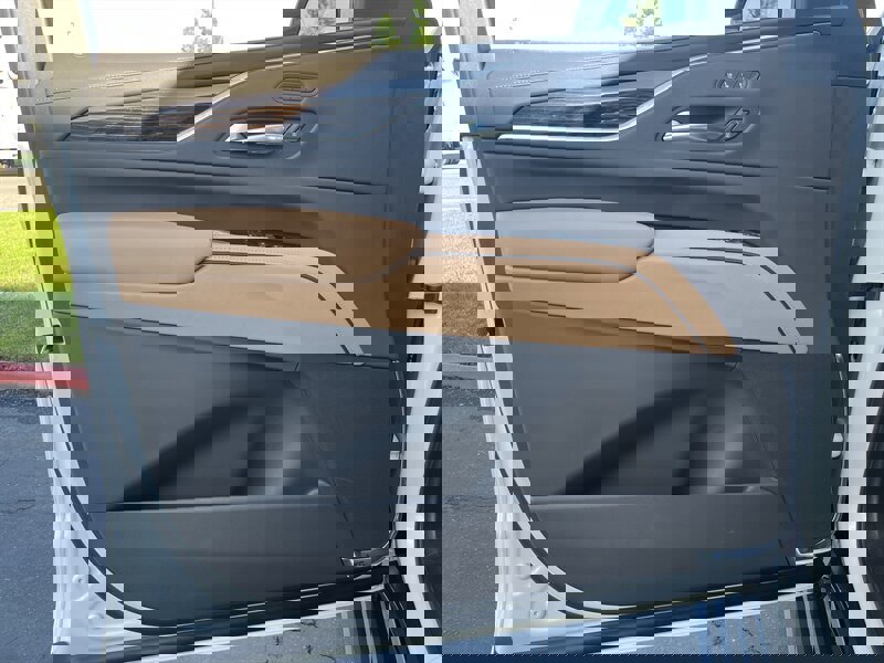 Used 2021 Cadillac Escalade ESV Premium Luxury w/ Driver Assist Tech Package image 28