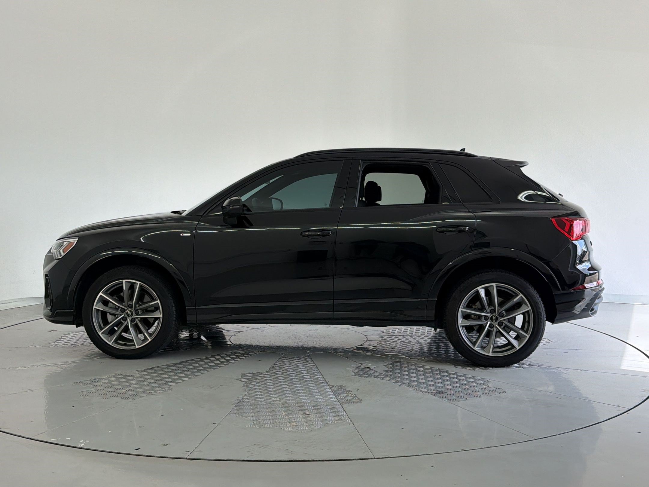 Used 2023 Audi Q3 2.0T Premium Plus w/ Premium Plus Package AWD/4WD image 2