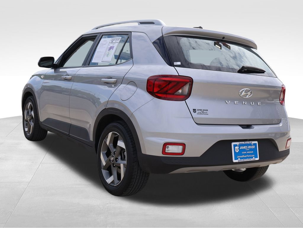 Used 2025 Hyundai Venue SEL FWD image 3