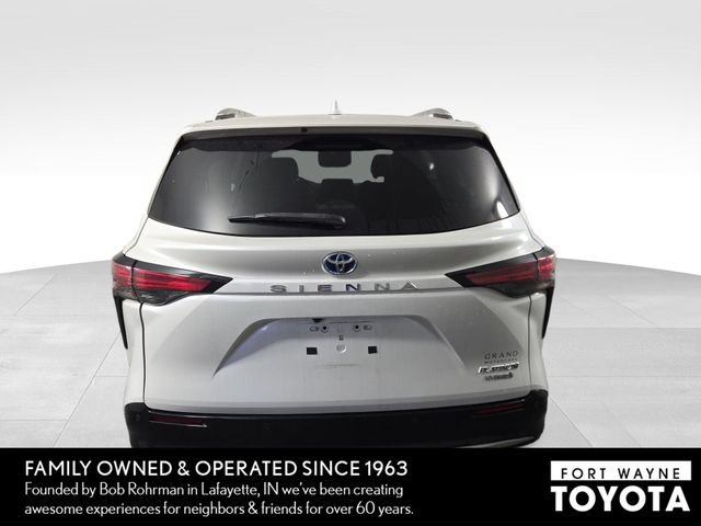 Used 2023 Toyota Sienna Platinum FWD image 8