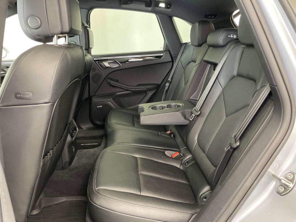 Certified 2025 Porsche Macan AWD/4WD image 19