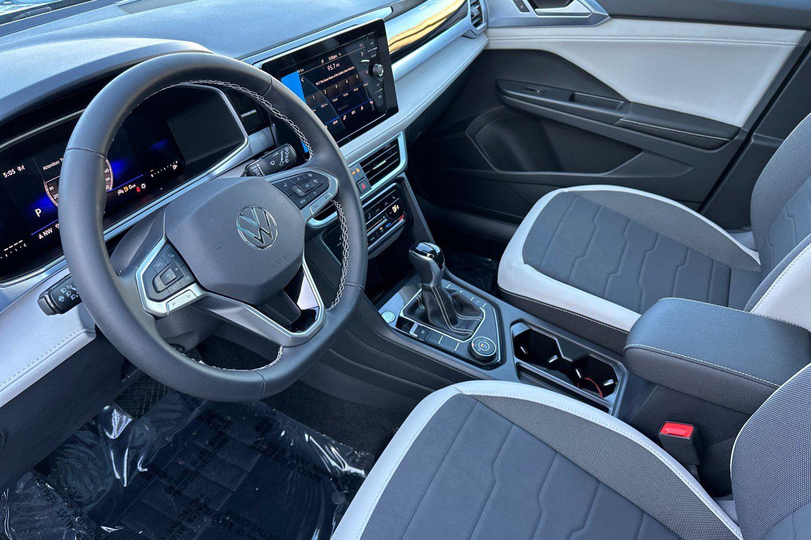 New 2026 Volkswagen Taos SE image 9