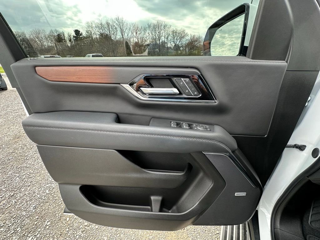 Used 2025 GMC Yukon XL Denali w/ Sun & Power Step Package image 6