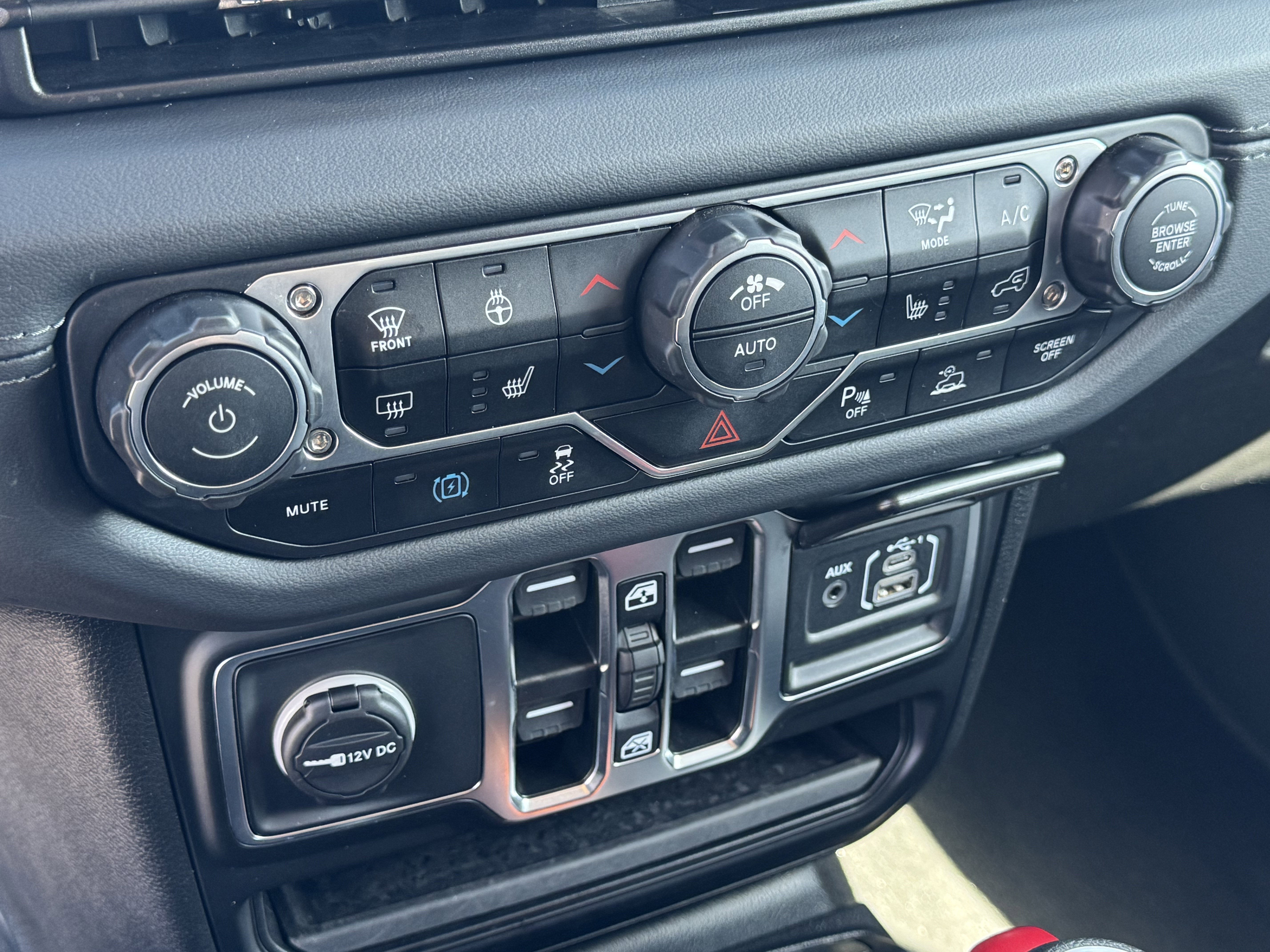 Used 2025 Jeep Wrangler Sahara w/ Safety Group image 27