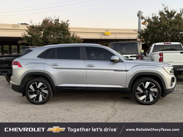 Used 2024 Volkswagen Atlas Cross Sport SE FWD image 3