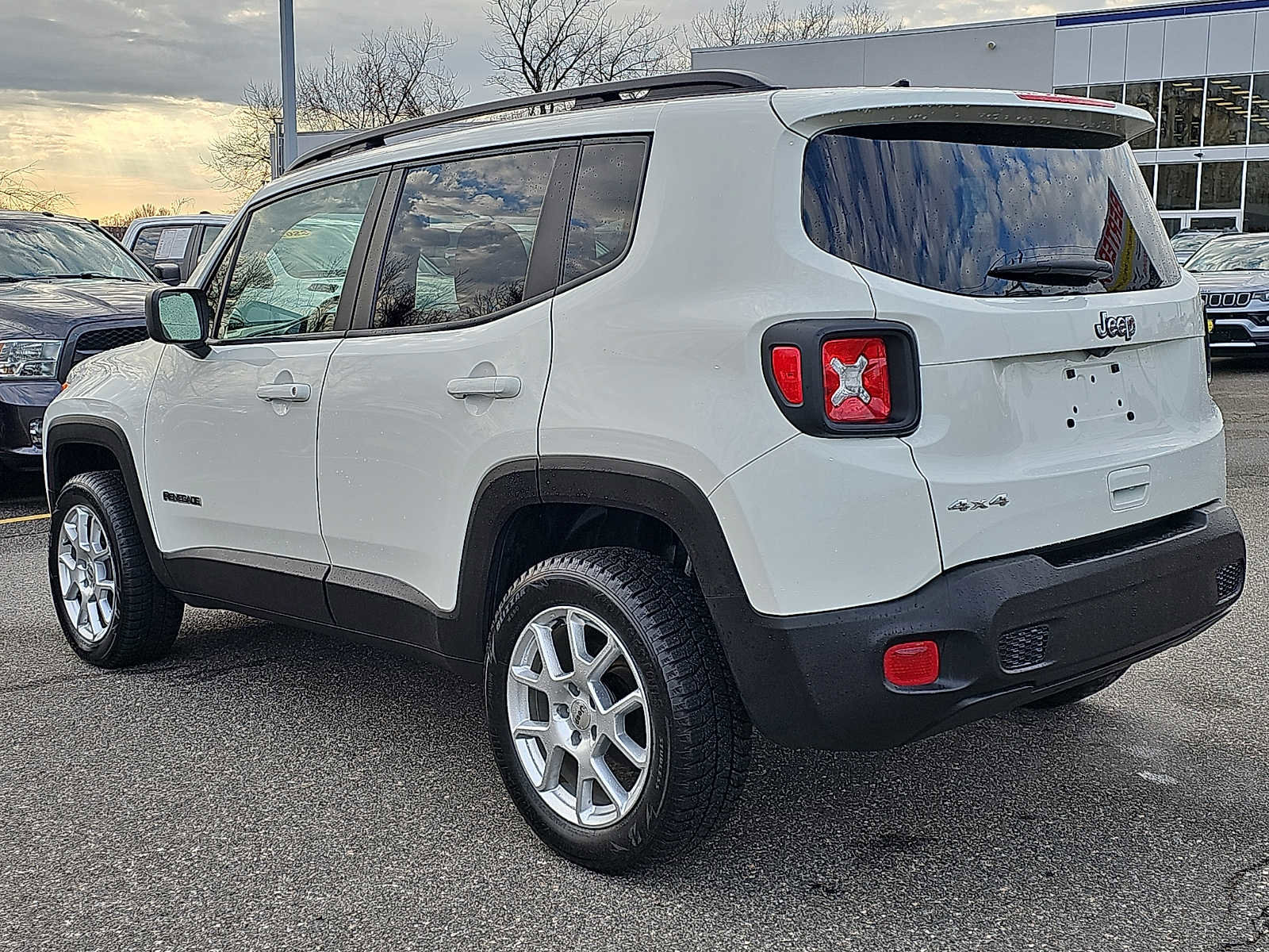 Used 2023 Jeep Renegade Latitude w/ Sun & Fun Group AWD/4WD image 4