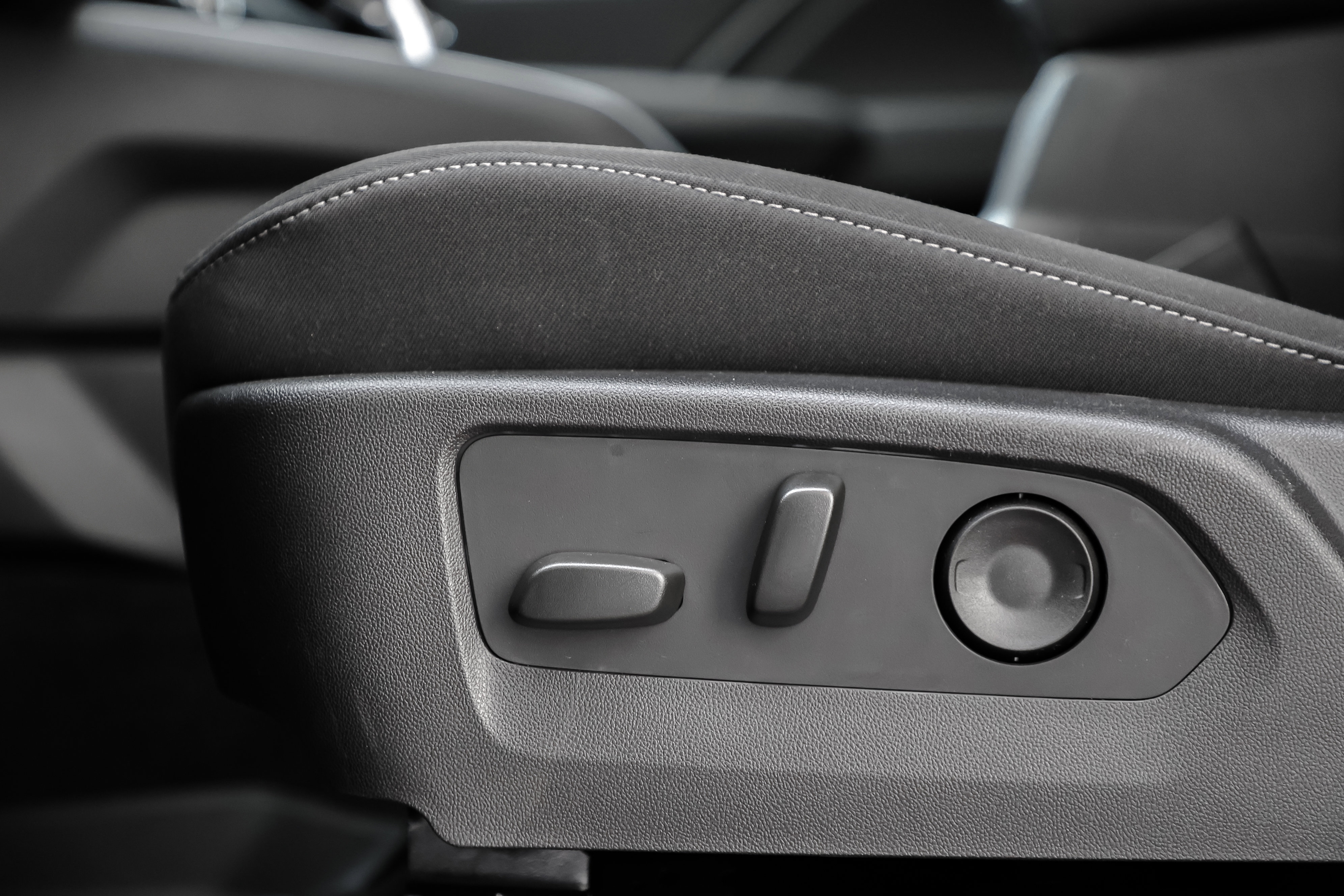 New 2026 GMC Canyon Elevation w/ Convenience Package image 14