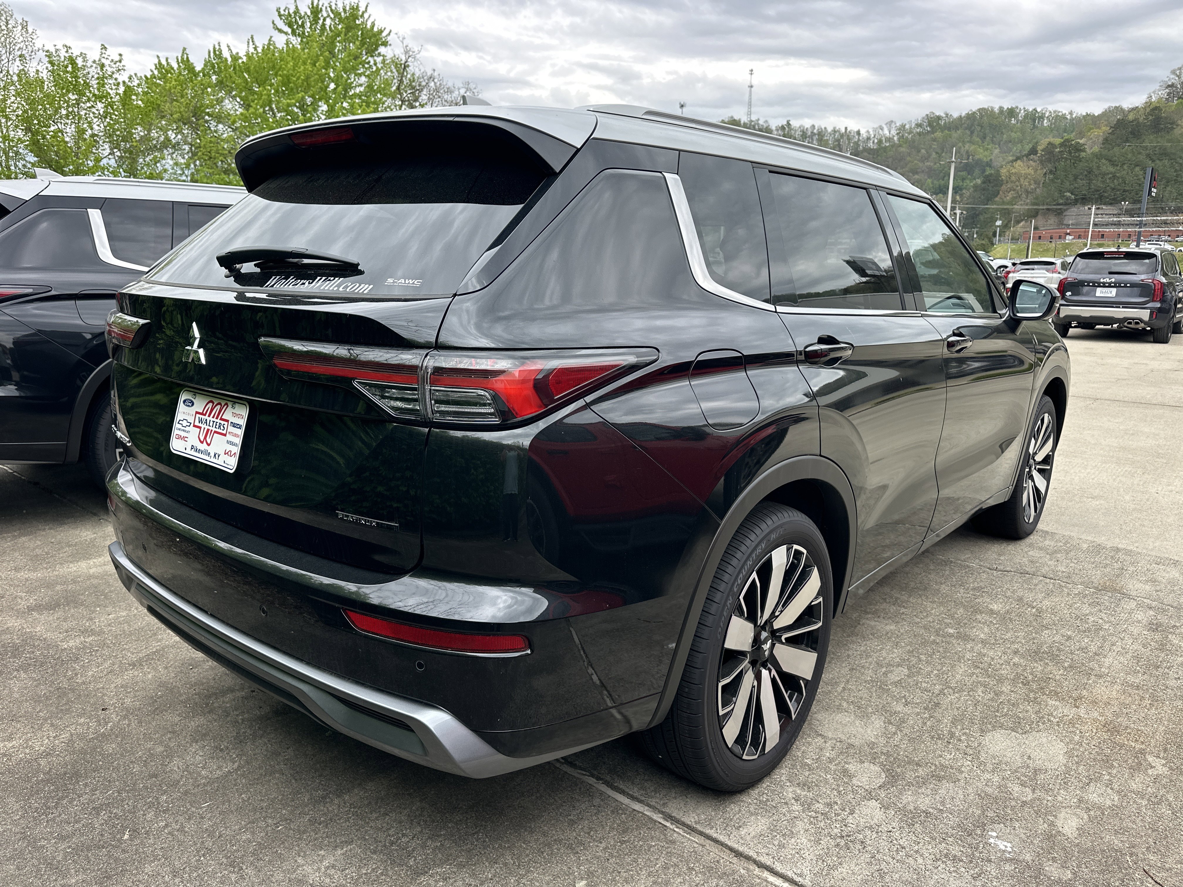 Used 2025 Mitsubishi Outlander AWD image 2