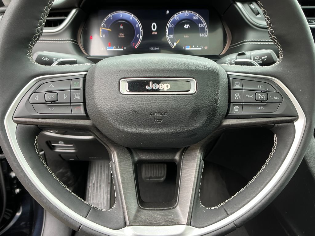 Used 2024 Jeep Grand Cherokee Limited w/ Black Appearance Package image 14