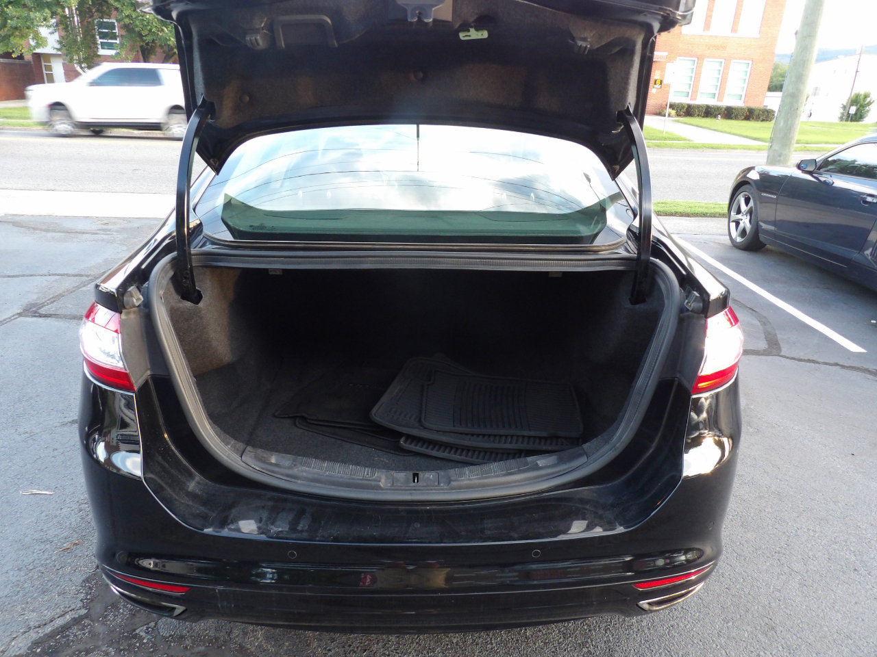 Used 2016 Ford Fusion SE w/ Equipment Group 202A image 16