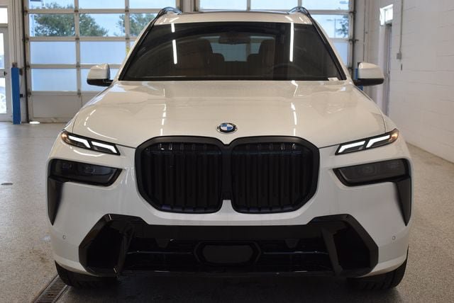New 2027 BMW X7 xDrive40i w/ M Sport Package AWD/4WD image 2