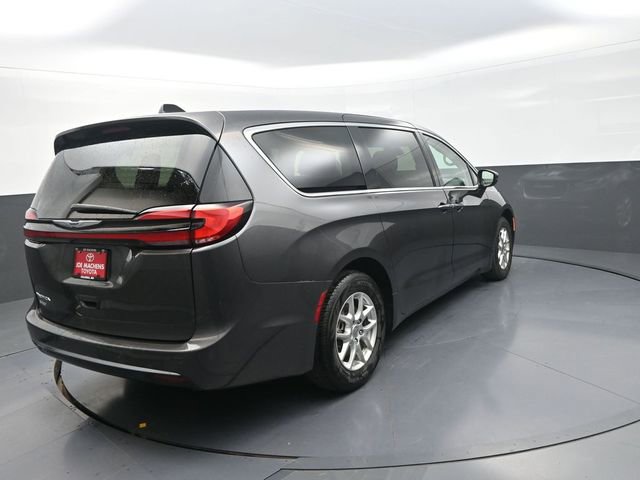 Used 2023 Chrysler Pacifica Touring-L image 8
