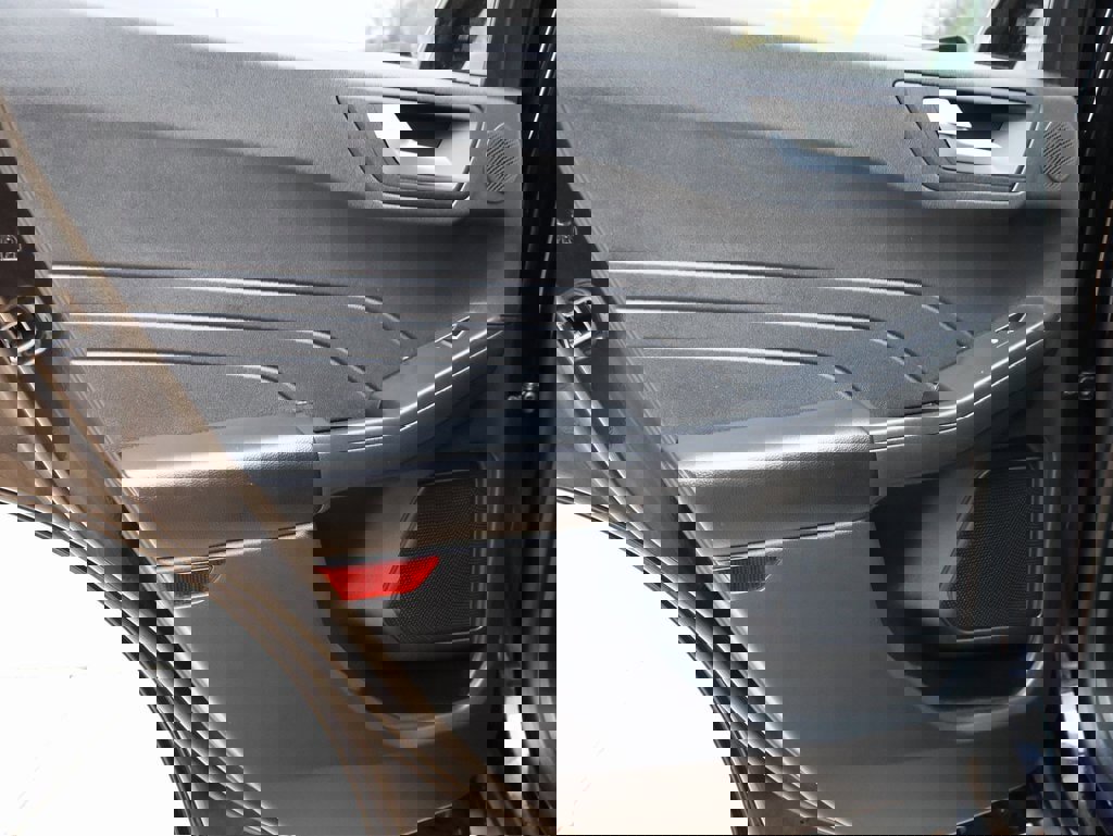 Used 2025 Ford Escape ST-Line Elite w/ Premium Technology Package image 18