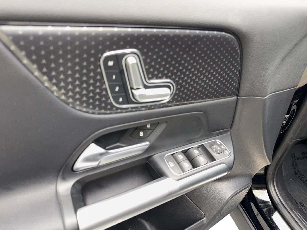 Used 2025 Mercedes-Benz GLA 250 image 32