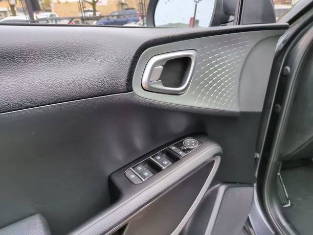 Used 2025 Kia Soul LX w/ LX Technology Package FWD image 14