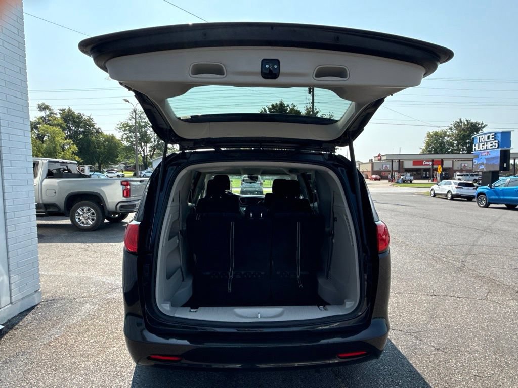Used 2023 Chrysler Voyager LX FWD image 8