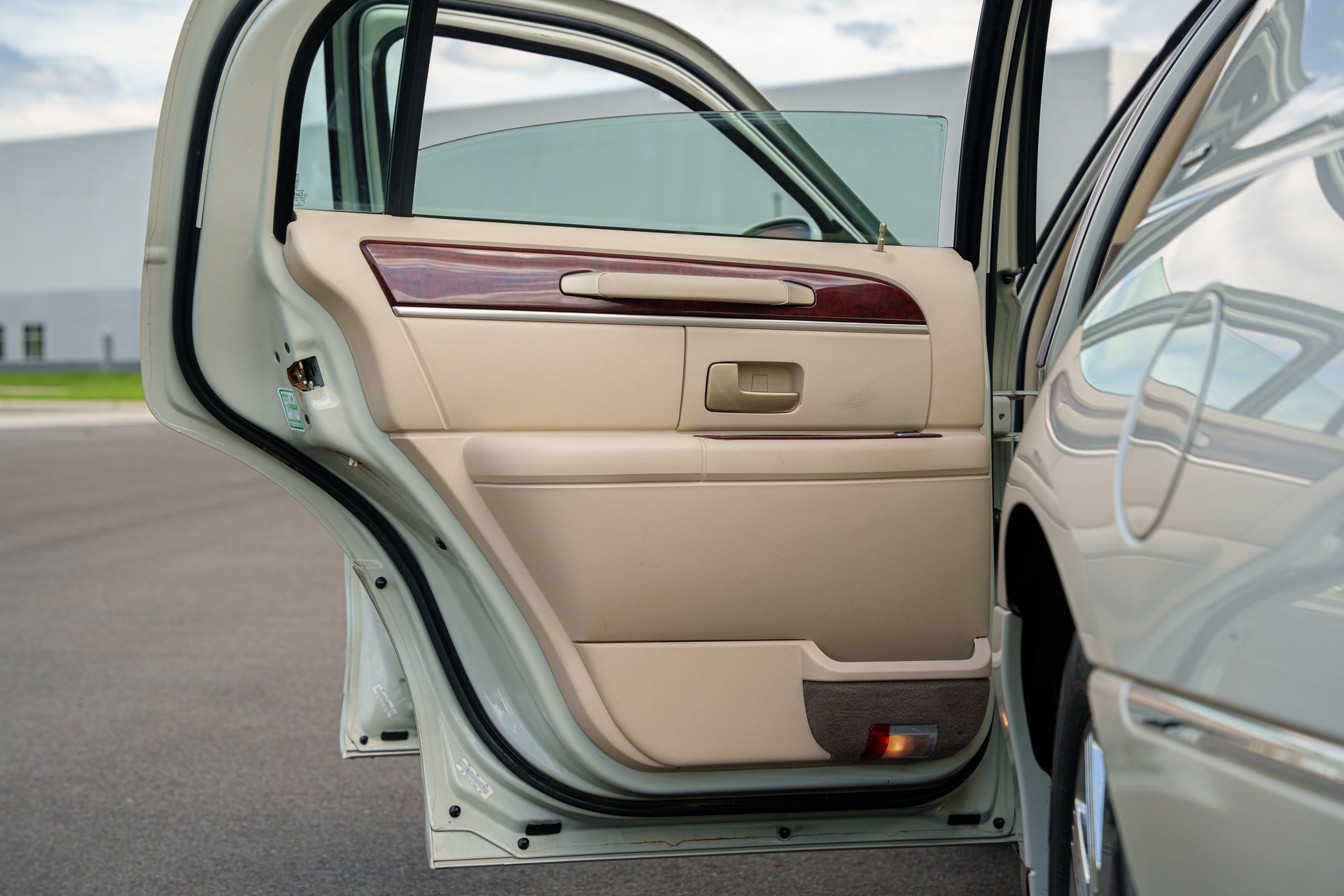 Used 2004 Lincoln Town Car Ultimate RWD image 38
