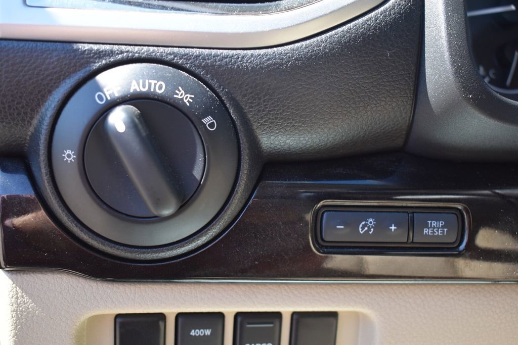 Used 2018 Nissan Titan SV w/ SV Convenience Package image 28