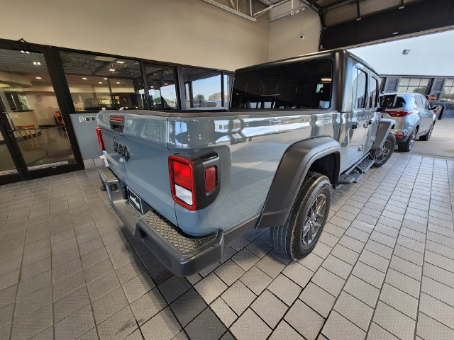Used 2025 Jeep Gladiator Sport AWD/4WD image 6