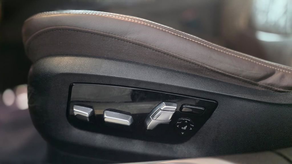 Used 2021 BMW 750i xDrive w/ Luxury Rear Seating Package image 18