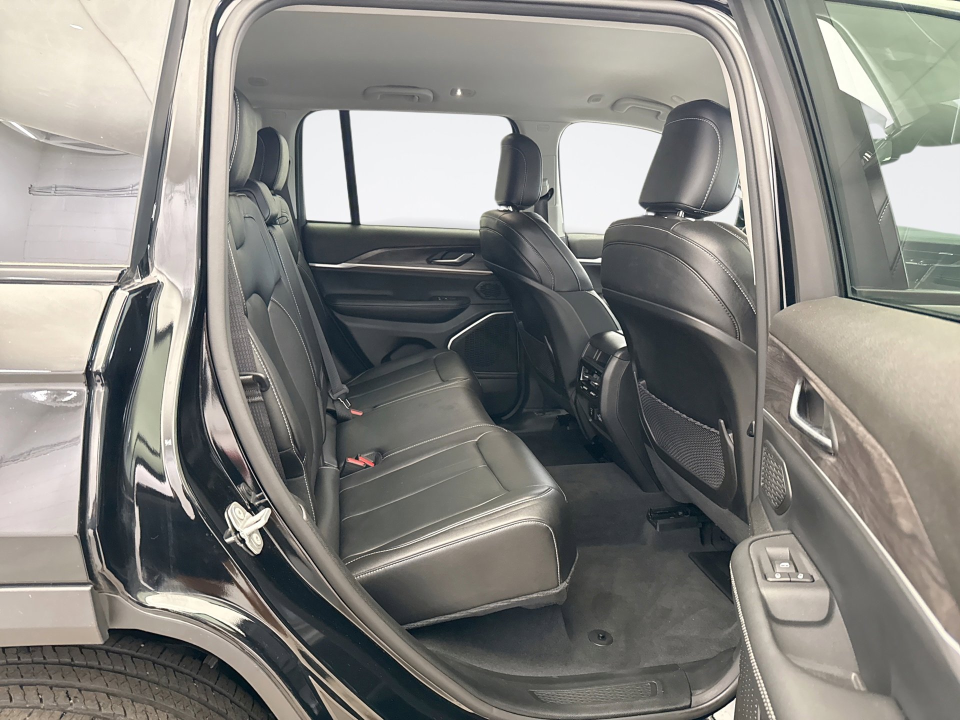 Used 2023 Jeep Grand Cherokee Limited image 17